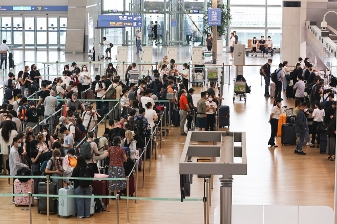 여름 휴가철 북적이는 인천공항 출국장<YONHAP NO-3243>