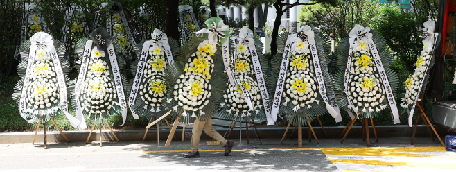 경찰청 인근에 세워진 '경찰국 신설 반대' 근조 화환