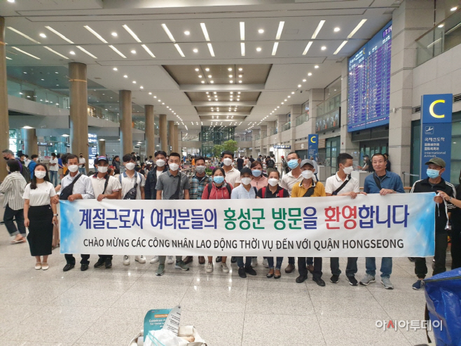 외국인계절근로자 입국 (1)