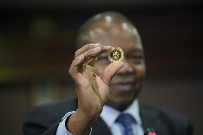 Zimbabwe Gold Coins <YONHAP NO-5477> (AP)