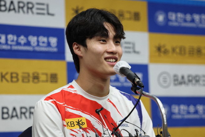 인터뷰하는 황선우<YONHAP NO-2756>