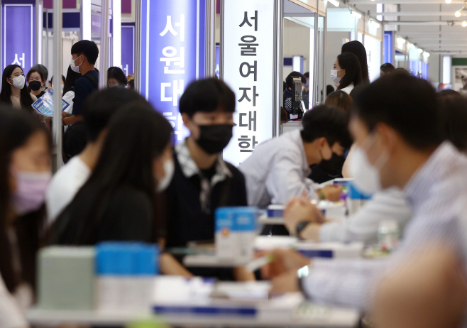 대입 상담 하는 수험생과 학부모들