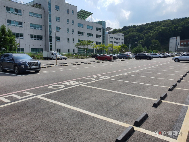 세무소 뒷편에 마련한 공영주차장