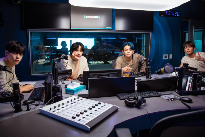 투모로우바이투게더_미국 Sirius XM 라디오 출연 인증샷 (1)