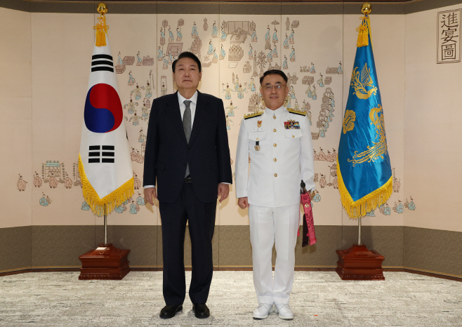 이종호 해군참모총장과 기념촬영하는 윤 대통령