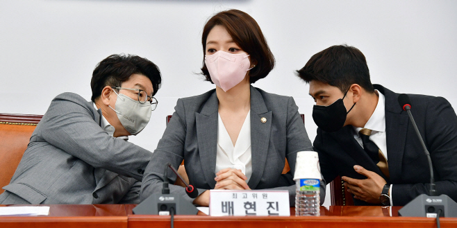 배현진 사이에 두고 악수하는 권성동·김용태