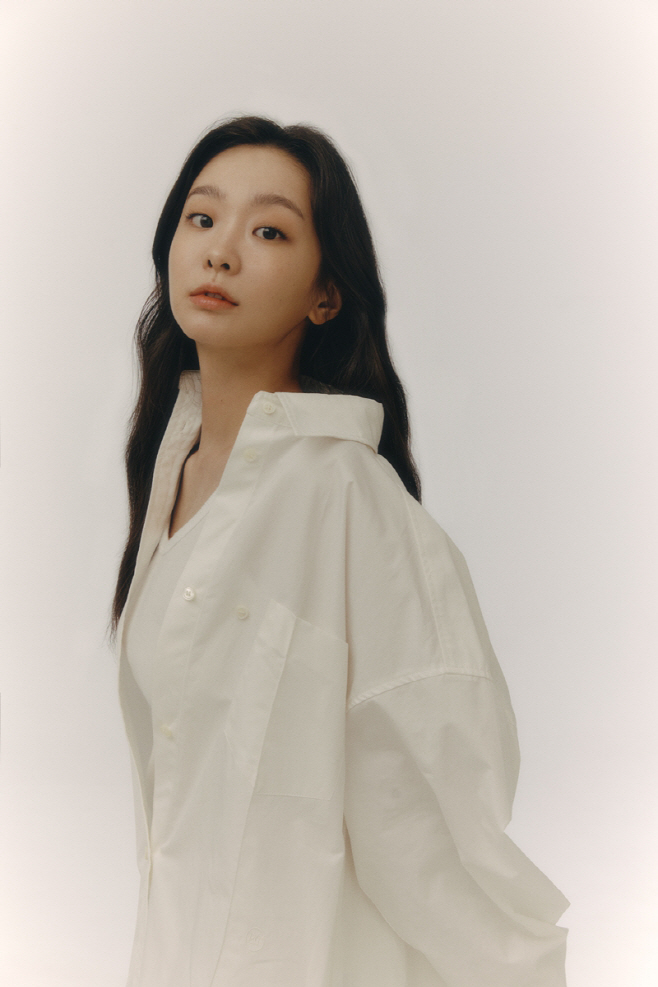 220801 2022 가장 주목받는 배우 김다미, UAA 전속계약 체결