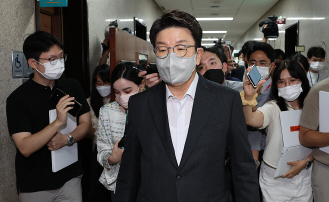 기자 질문 받는 권성동 원내대표