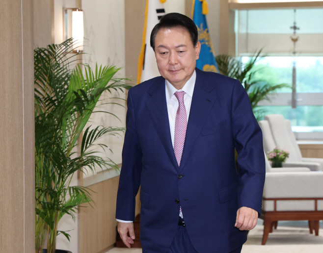 주한대사 신임장 제정식 입장하는 윤석열 대통령