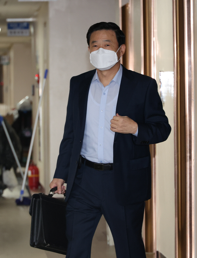 경찰국 들어서는 김순호 초대 경찰국장