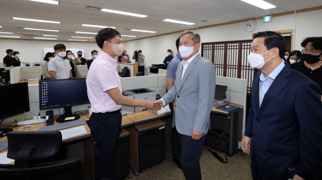경찰국 방문한 행안부 장관
