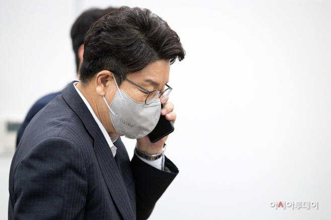 [포토] 전화통화하는 권성동 원내대표