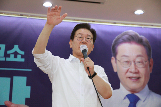 대구서 시민 토크쇼 하는 이재명<YONHAP NO-1654>
