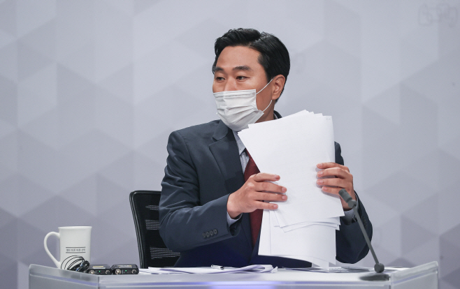 방송토론 준비하는 국민의힘 후보<YONHAP NO-4570>
