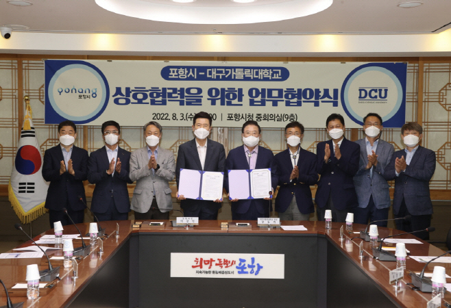 좌측부터 이강덕 포항시장, 우동기 대구가톨릭대학교 총장/제공