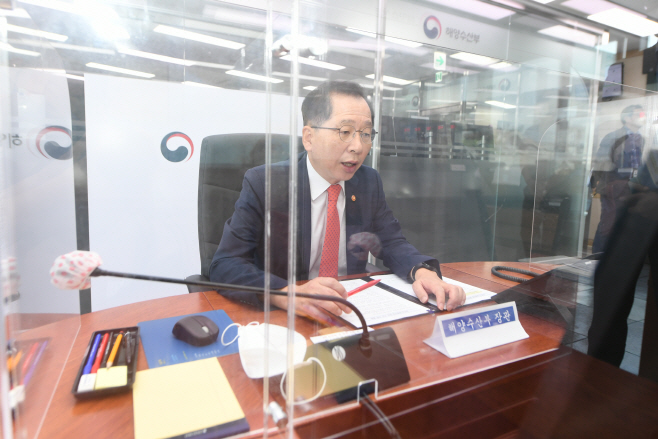 (사진 2) 조승환 해수부 장관, 청해부대 격려 전화 (1)