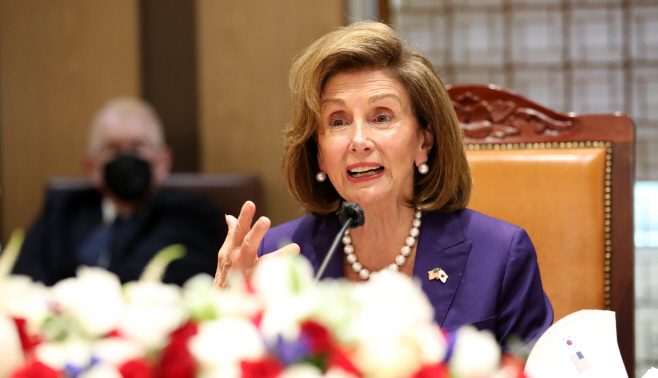 발언하는 낸시 펠로시 하원의장<YONHAP NO-2872>