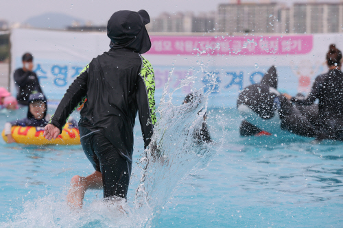 더위에는 물놀이<YONHAP NO-3590>