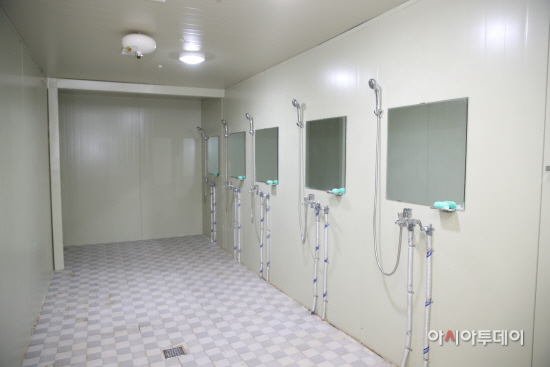 [관련사진2] 컨테이너 샤워장
