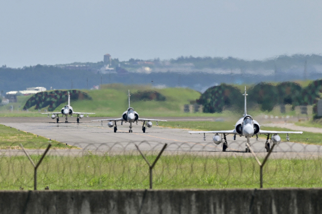 공군기지 활주로 이동하는 대만군 미라주 2000 전투기들
