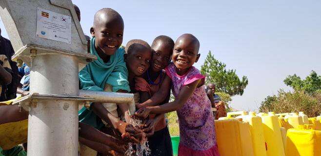 우간다 아루아지역 식수펌프에 손을 씻으며 즐거워하는 아이들
