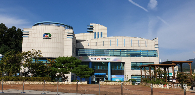 전경)