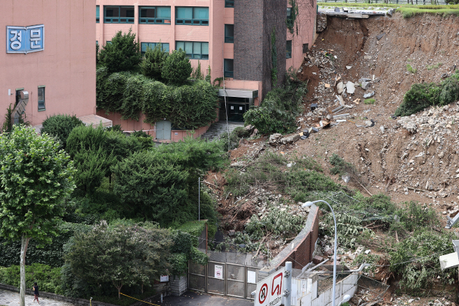 폭우로 산사태 난 고등학교<YONHAP NO-2984>