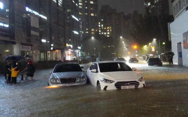 폭우에 침수된 차량<YONHAP NO-1592>