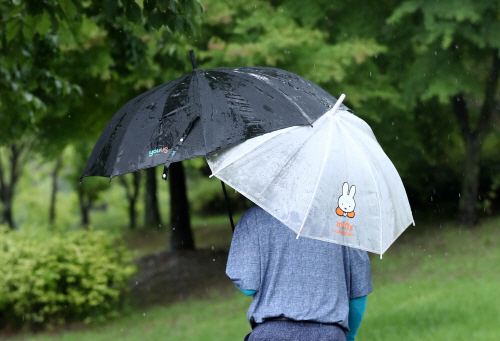 우산 2개가 필요한 날씨<YONHAP NO-2595>