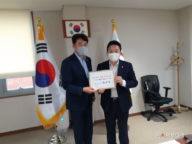 사진1. 왼쪽 하은호 군포시장, 오른쪽 원희룡 국토교통부 장관