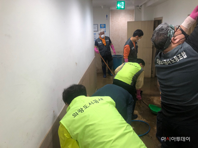 6.(사진)의왕도시공사 '수해복구 자원봉사'
