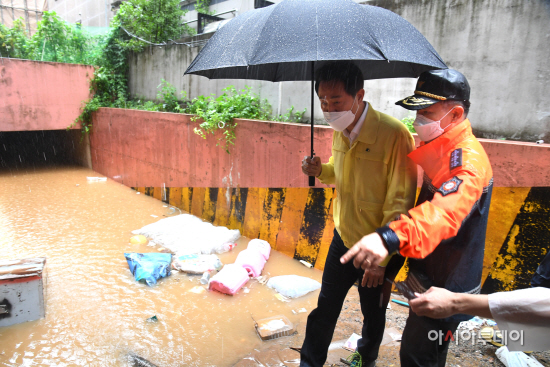 신림동 수해현장을 찾은 오세훈 서울시장-1
