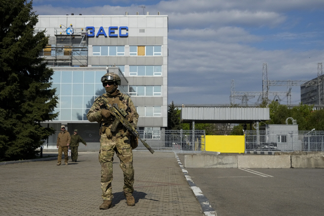우크라이나 자포리자 원전 경비하는 러시아군