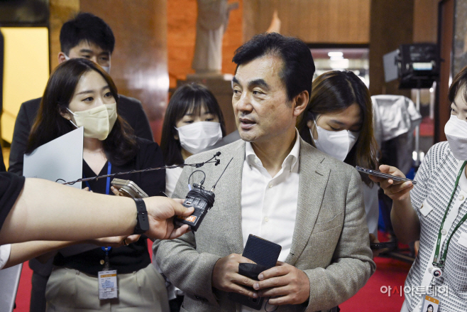 [포토] 안규백 위원장 '질문 받으며 비공개 전준위 회의 참석'