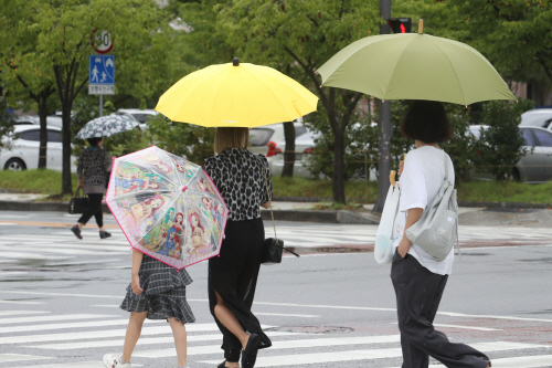 우산 쓴 시민들<YONHAP NO-1392>