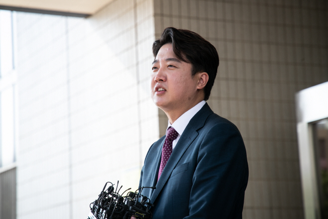 심문 마친 뒤 취재진 질문에 답하는 이준석<YONHAP NO-4218>