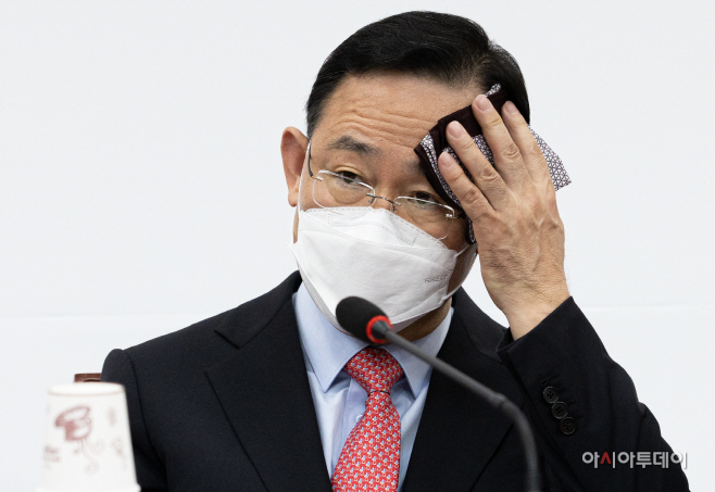 [포토] 땀 닦는 주호영