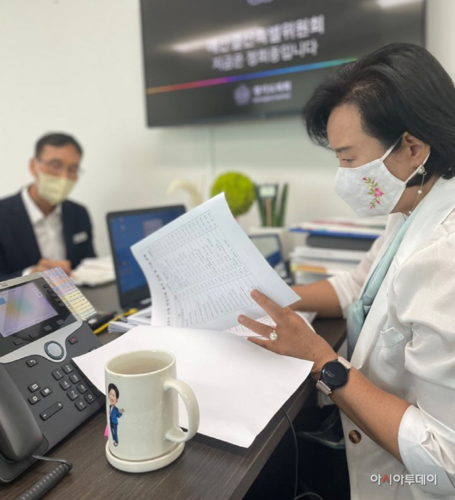 정윤경 의원, 여성가족국 평생교육국 업무보고 청취