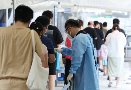 코로나19 신규확진자 13만명대<YONHAP NO-2550>