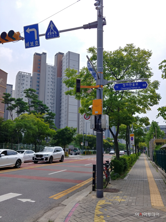 청람초등학교앞 사거리 설치 스마트 횡단보도 모습)