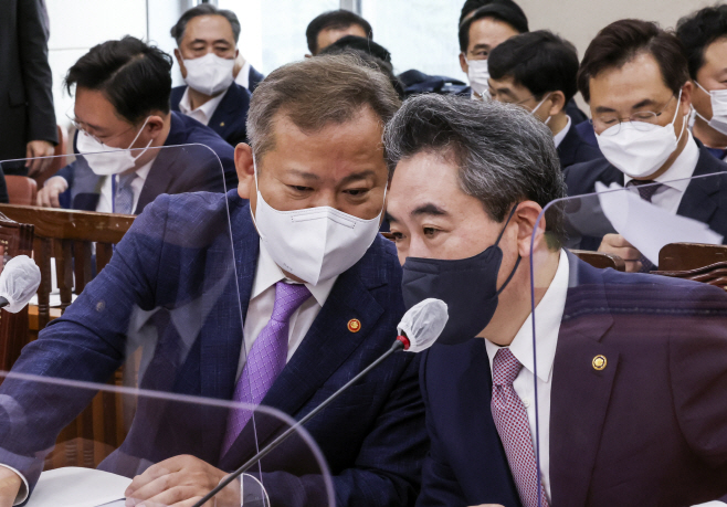 대화하는 이상민 장관과 윤희근 경찰청장