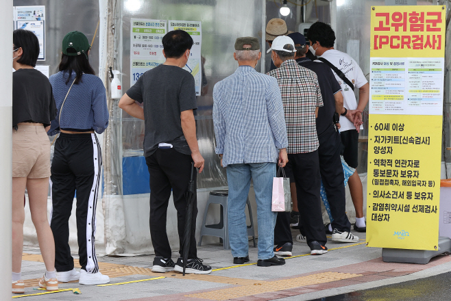 코로나19 신규 확진 15만258명·위중증 487명<YONHAP NO-2058>