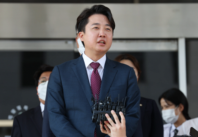 법원 나서며 답변하는 이준석<YONHAP NO-4211>