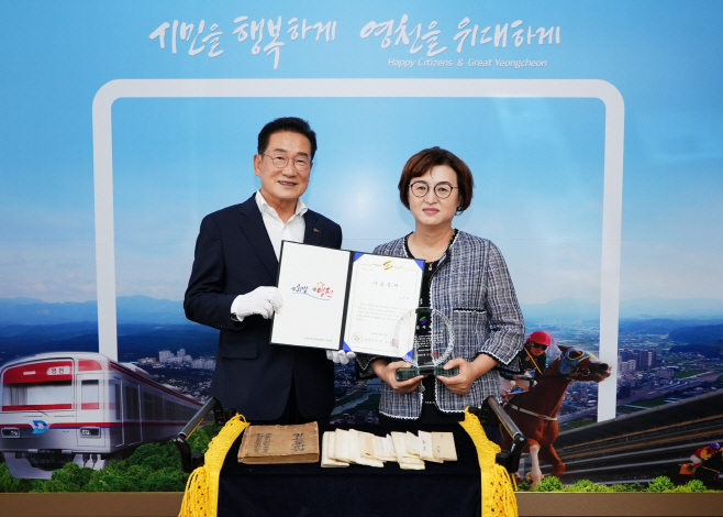 (사진) 영천시, 2022년도 유물 기증식(왼쪽부터 최기문 영천시
