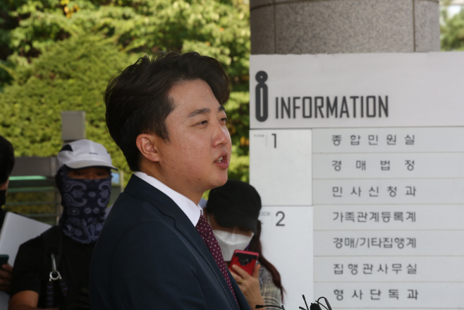 심문 마친 뒤 취재진 질문에 답하고 이준석