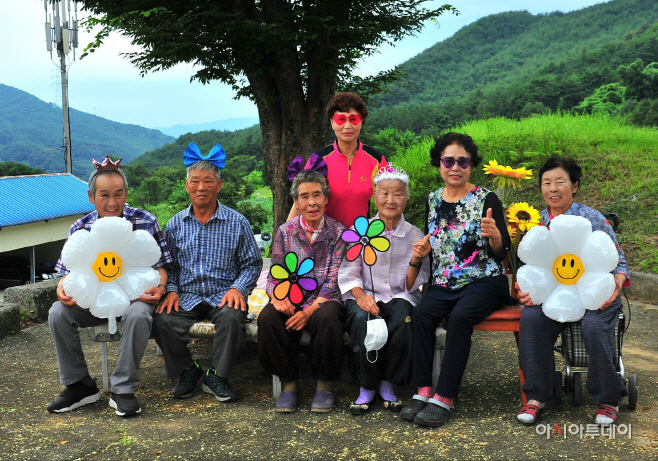 20220823-밀양 어르신들 모여 사진 속에 좋은 추억 담아요(2)