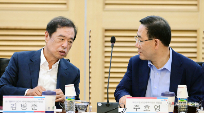 [포토] 김병준 교수와 대화하는 주호영 비대위원장