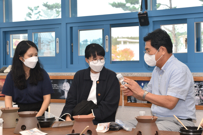 김성조 사장(우측)이 직원들과 토염만들기 체험을 하고 있다
