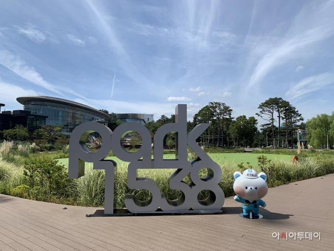 Park1538 수변공원에 설치된 포석호 조형물