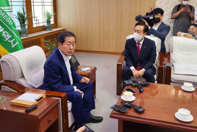'홍준표 대구시장, 권기창 안동시장 만나